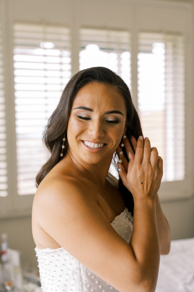 close up of bride preparing for the wedding