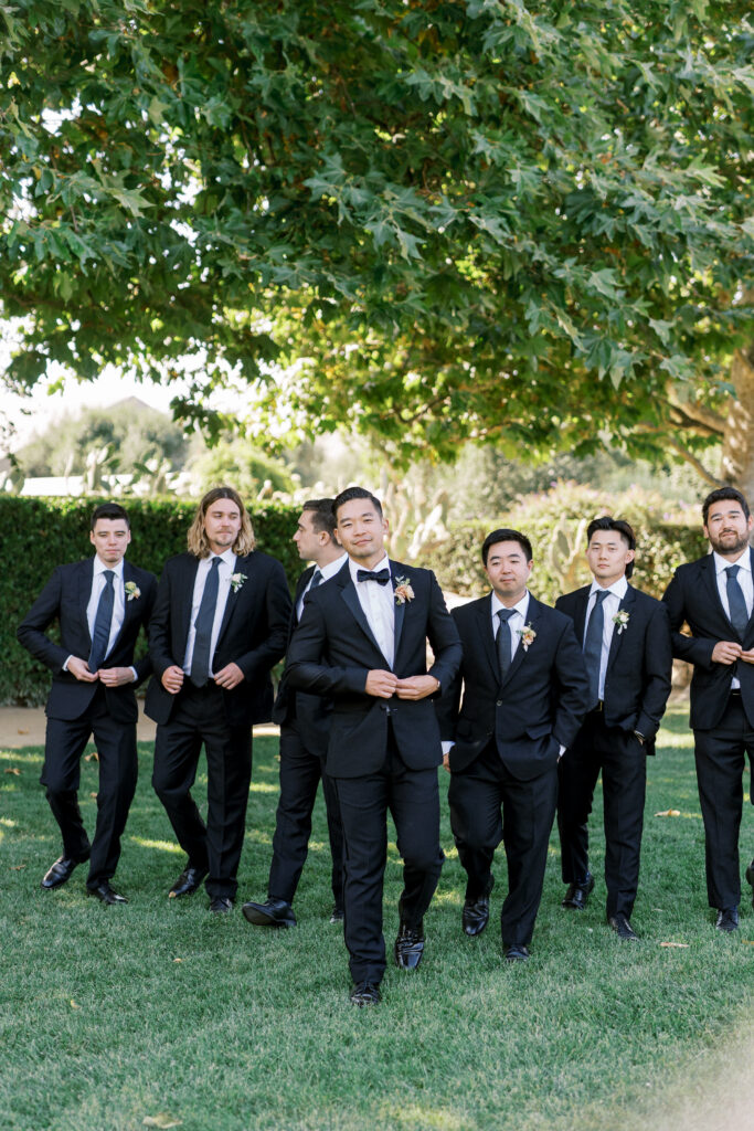 groom andid photo with the entire groomsmen