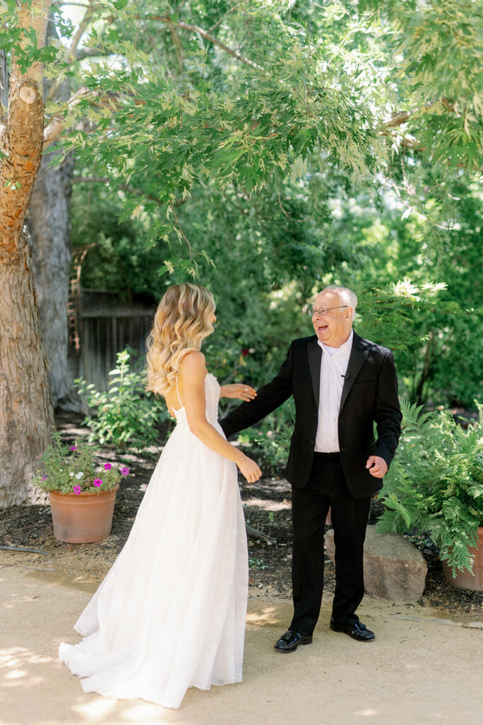 bride and dad outdoor smiling